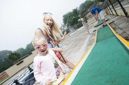 Tolroy Manor Holiday Park ヘイル エクステリア 写真